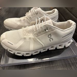Womens OnCloud Sneakers - Gently Worn